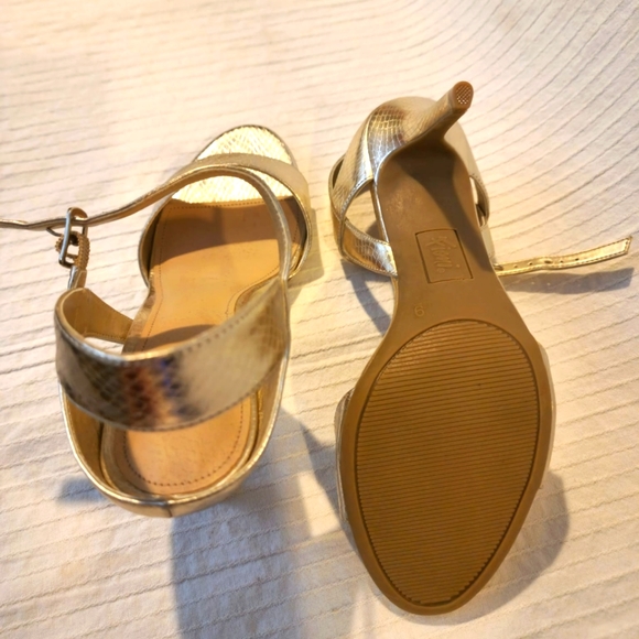 New Gold Heels Size 9 - Picture 4 of 4